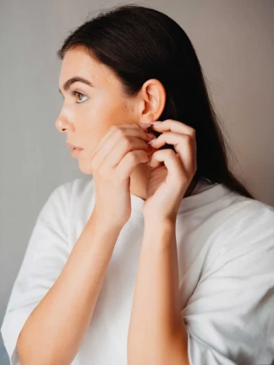 Mulher a receber tratamento de depilação a laser de díodo no antebraço num centro de estética profissional.