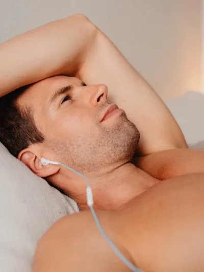 Depilação laser de díodo para barba masculina com remoção duradoura do pelo desde a raiz.
