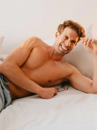 Depilação laser de díodo para zona intermamária masculina com eliminação duradoura do pelo desde a raiz.