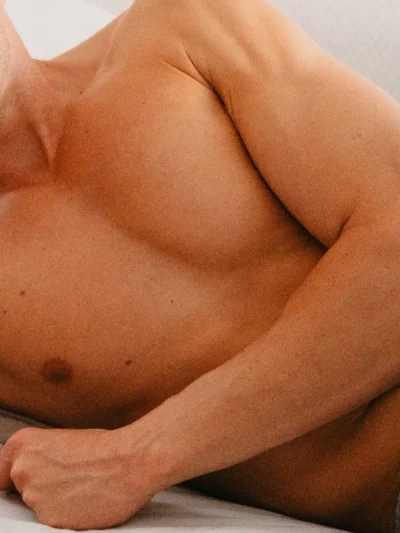Depilação a laser de díodo em abdómen masculino com remoção duradoura do pelo na zona abdominal