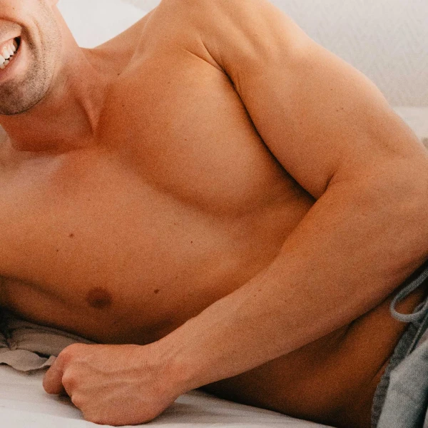 Depilação a laser de díodo em abdómen masculino com remoção duradoura do pelo na zona abdominal