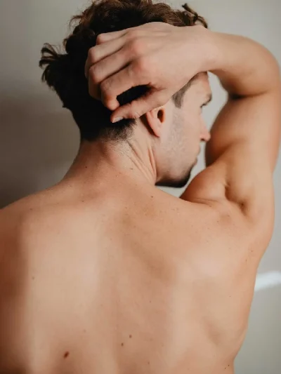 Depilação laser de díodo para meia costas masculinas com eliminação do pelo desde a raiz.