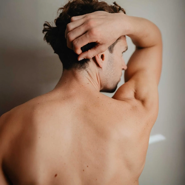 Depilação laser de díodo para meia costas masculinas com eliminação do pelo desde a raiz.